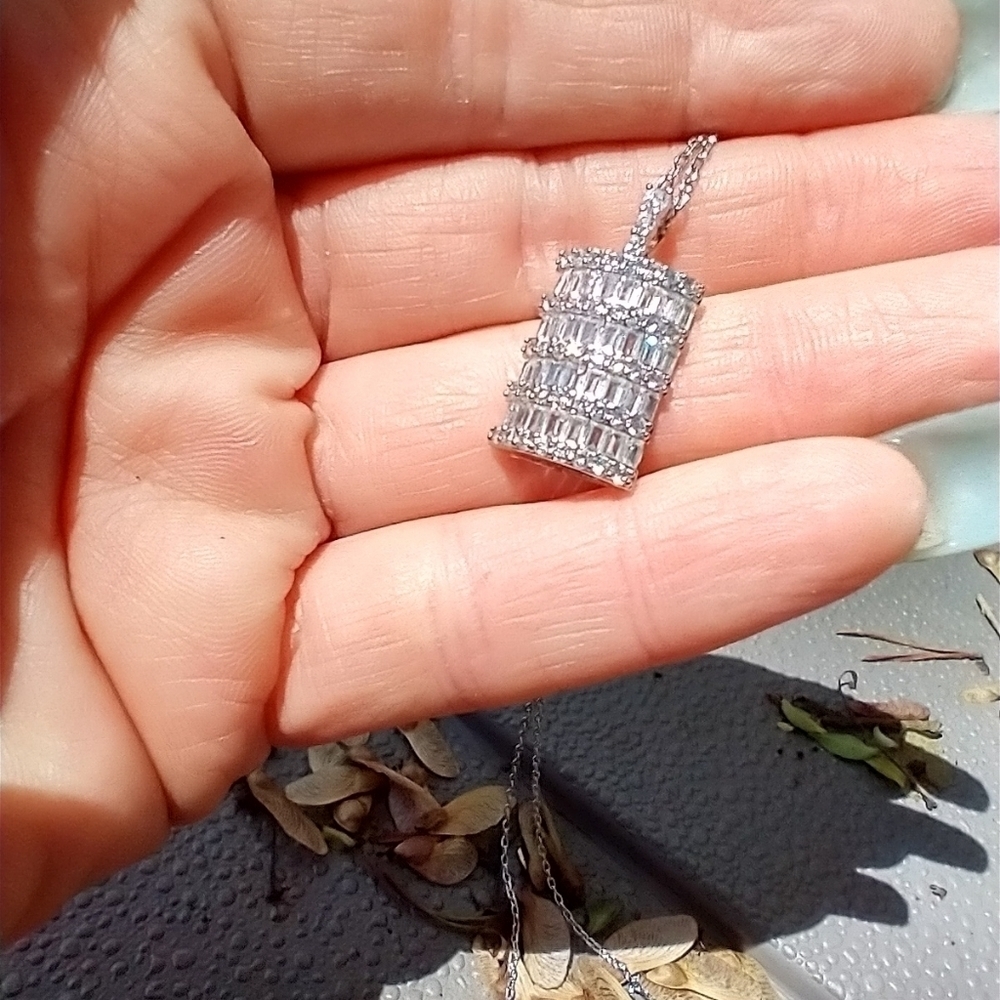 Women's crystal necklace 18 inches silver tone.